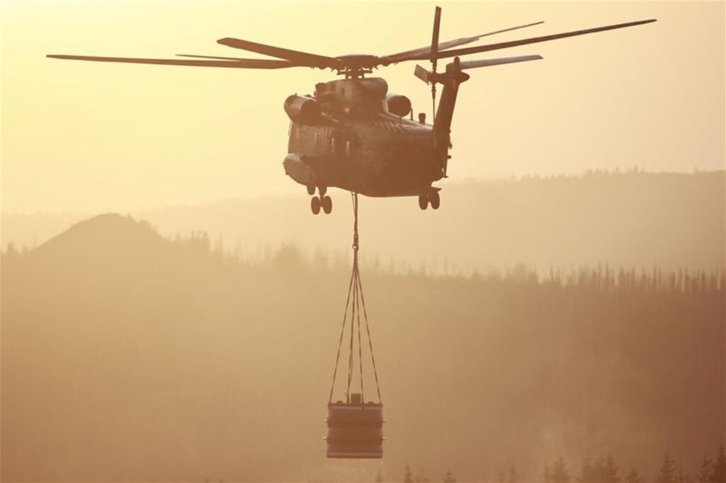 Ein Hubschrauber fliegt über den Brocken im Harz. Ein Hubschrauber fliegt über den Brocken im Harz.
