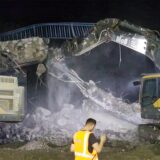 Bagger reißen eine Brücke über der B1 bei Holzwickede ab.