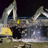 B1-Ausbau zur A40: Zwei Bagger reißen die Fußgänger-Brücke an einem Wirtschaftsweg in Holzwickede ab.