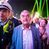 Herbert Reul (CDU), Innenminister von Nordrhein-Westfalen, besucht neben dem Polizisten Ronny Differding den Jahrmarkt „Pützchens Markt“ im Bonner Stadtteil Beuel, um sich über die Sicherheitsmaßnahmen zu Informieren.