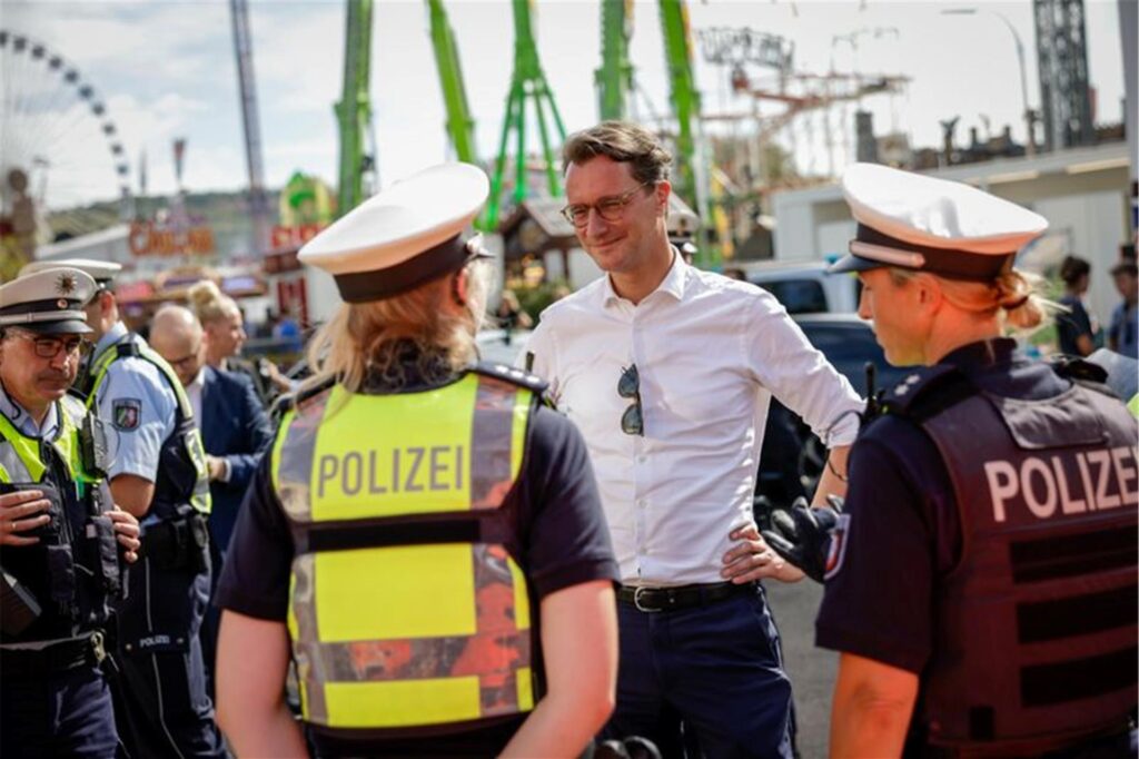 Hendrik Wüst spricht mit Polizistinnen. Hendrik Wüst spricht mit Polizistinnen.