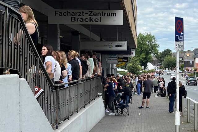 Menschen stehen vor Medusa Tattoo in Dortmund-Brackel in einer Schlange.