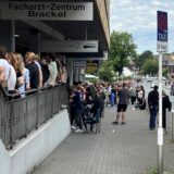 Menschen stehen vor Medusa Tattoo in Dortmund-Brackel in einer Schlange.