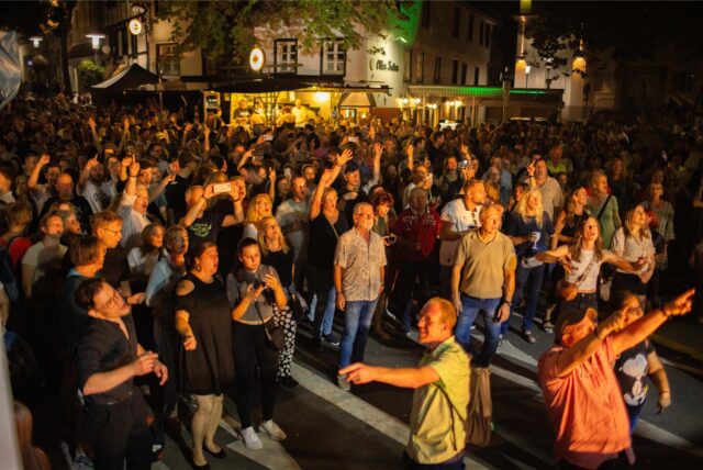 Am Morgentor in Unna feiern viele Menschen beim Stadtfest 2024.