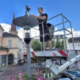 Ein Techniker auf einer Hebebühne installiert eine Überwachungskamera in der Unnaer Innenstadt