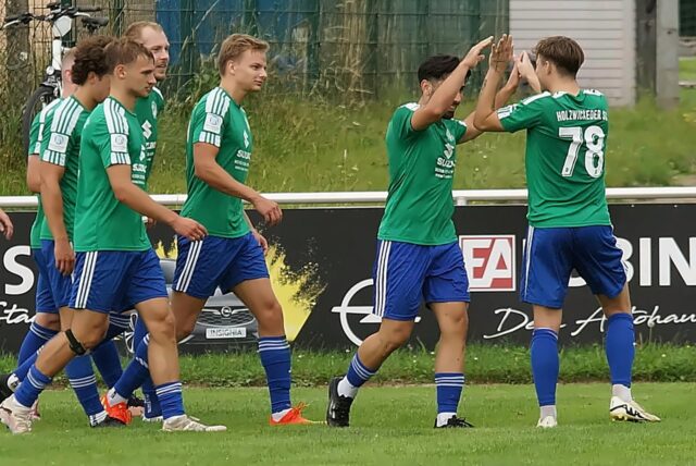 Freude und Erleichtertung beim HSC nach der 1:0-Führung durch Philipp Gödde (4.v.r.) in der 43. Minute.