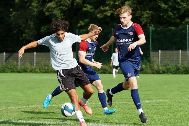 Am Ball Muhammed Bilal Karagöz (VfK in Grau). Die Weddinghofener zeigten sich verbessert, unterlagen aber dem Hammer SC mit 0:1