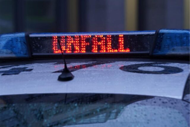 Der Schriftzug „Unfall“ ist neben dem Blaulicht auf dem Dach eines Polizeiautos zu lesen.