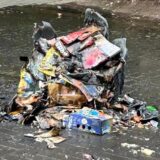 Der Papiercontainer ist komplett geschmolzen und zerstört.
