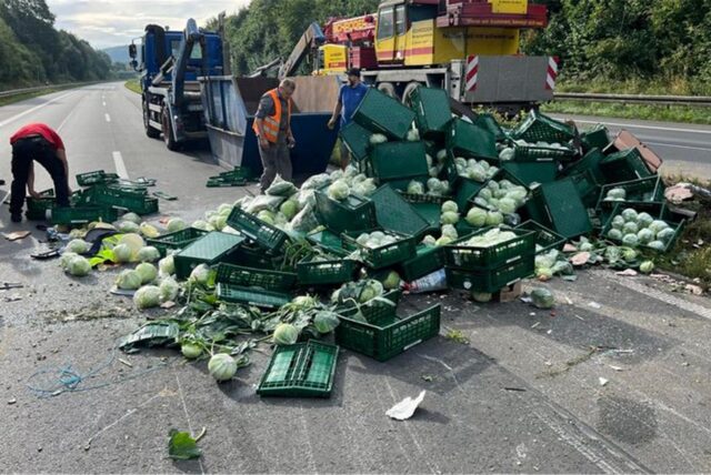 Nach einem misslungenen Überholversuch ist ein Gemüselaster auf der Autobahn A33 zwischen Osnabrück und Bielefeld umgekippt und hat seine Ladung auf der Fahrbahn verloren.