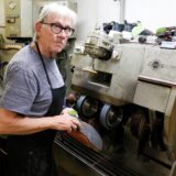 Seit fast 30 Jahren ist Hans-Jürgen Krämer jetzt in seinem Geschäft in der Weststraße tätig. Mittlerweile ist er der letzte traditionelle Schuhmacher in Kamens Innenstadt.