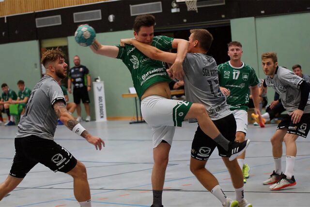 Kamens Moritz Kevk und die SG Handball Kamen hatten den SuS Oberaden II zeitweise im Griff, gewannen ihr Auftaktmatch auch.