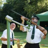 Ein Schütze des Schützenvereins Kirchspiel Dellwig befestigt ein Gewehr in einer Halterung für das Vogelschießen.
