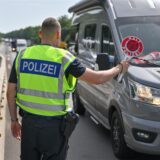 Ein Bundespolizist steht auf der Autobahn A12 nahe dem deutsch-polnischen Grenzübergang und stoppt ein Auto bei der Einreise nach Deutschland.