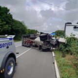 Nach einem Unfall in Unna auf der B233 liegt ein Sattelzug teils auf der Seite.