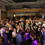 Menschen tanzen im Kolpingsaal in Werne.