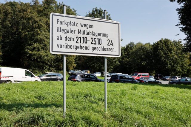Schild, das die Schließung des Pendlerparkplatzes wegen illegaler Müllablagerung vom 21. bis 25. Oktober angekündigt.
