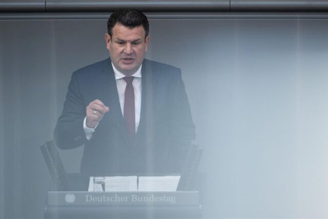 Hubertus Heil (SPD), Bundesminister für Arbeit und Soziales, spricht im Bundestag.