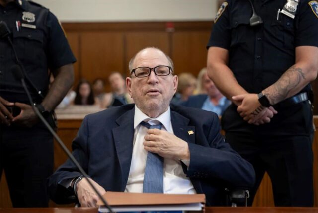 Der ehemalige Hollywood-Filmmogul Harvey Weinstein erscheint zu einer Anhörung vor dem Strafgericht in Manhattan, im Vorfeld eines geplanten Wiederaufnahmeverfahrens wegen Vergewaltigung und sexueller Nötigung.