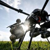 Ein Soldat startet eine Drohne, die eine Nutzlast von bis zu 15 kg hat und mit einer Wärmebildkamera ausgestattet ist.