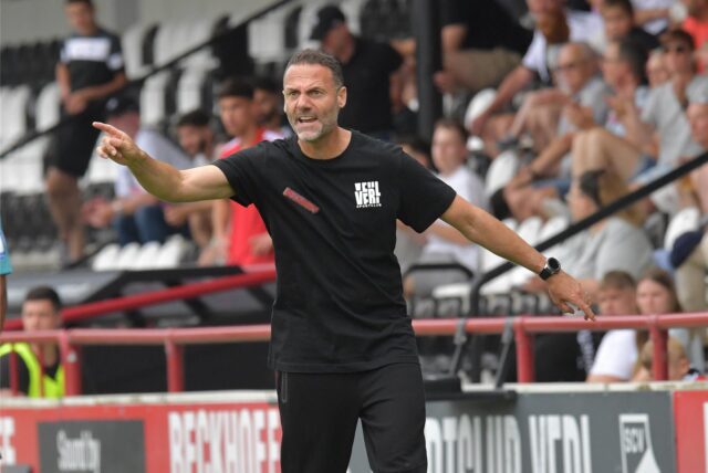 Trainer Alexander Ende gibt von der Seitenlinie Anweisungen für den SC Verl.