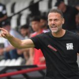 Trainer Alexander Ende gibt von der Seitenlinie Anweisungen für den SC Verl.