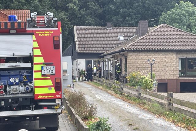 Ein Feuerwehrwagen steht an der Hansastraße in Bergkamen. Hier wurde am Dienstagmorgen ein Kellerbrand gemeldet.