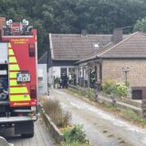 Ein Feuerwehrwagen steht an der Hansastraße in Bergkamen. Hier wurde am Dienstagmorgen ein Kellerbrand gemeldet.