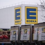 Lkw stehen vor einem Lager der Kette Edeka, bei der es eine Rückrufaktion gibt.