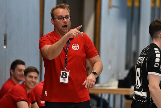 Thomas Rycharski, Trainer des HC Tura Bergkamen, coacht sein Team von der Linie aus.