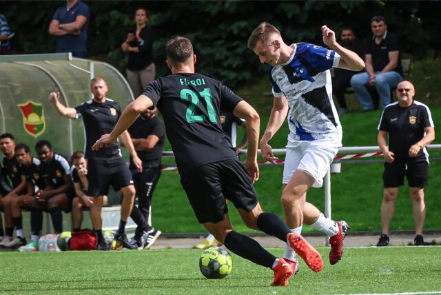 Amateurfußballspieler Marvin Pietryga vom Königsborner SV gegen den FC Roj am Ball.