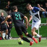 Amateurfußballspieler Marvin Pietryga vom Königsborner SV gegen den FC Roj am Ball.