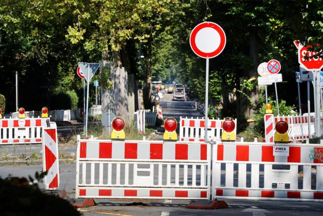 Sperrschilder an der Hammer Straße in Kamen, auf der es lange eine Baustelle gab