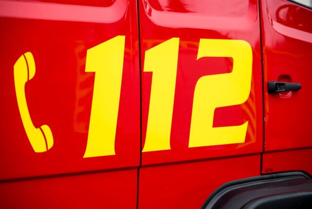 112 steht in gelben Zahlen auf einem roten Einsatzwagen der Feuerwehr.