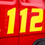 112 steht in gelben Zahlen auf einem roten Einsatzwagen der Feuerwehr.