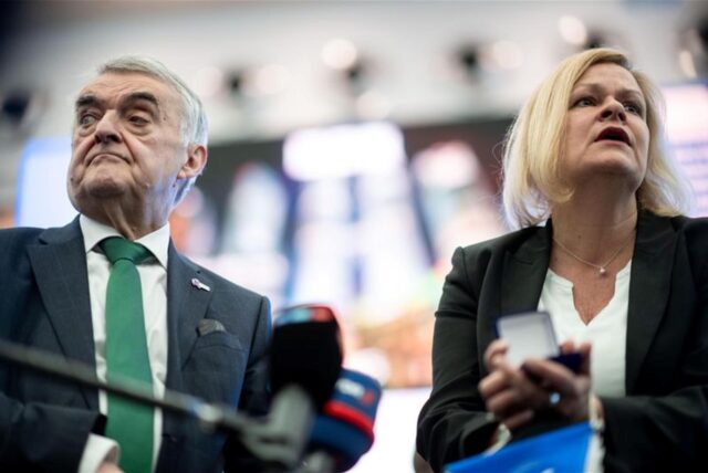 Herbert Reul (CDU), Innenminister des Landes Nordrhein-Westfalen, und Bundesinnenministerin Nancy Faeser (SPD) stehen während einer Pressekonferenz im «International Police Cooperation Center» (IPCC).