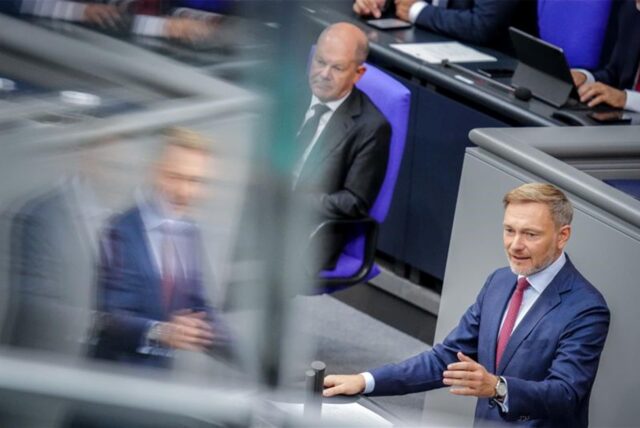Christian Lindner (FDP), Bundesminister der Finanzen, spricht im Plenarsaal im Bundestag neben Bundeskanzler Olaf Scholz (SPD). Der Bundestag berät zum Haushaltsentwurf 2025.