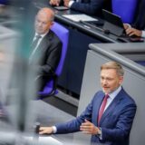 Christian Lindner (FDP), Bundesminister der Finanzen, spricht im Plenarsaal im Bundestag neben Bundeskanzler Olaf Scholz (SPD). Der Bundestag berät zum Haushaltsentwurf 2025.