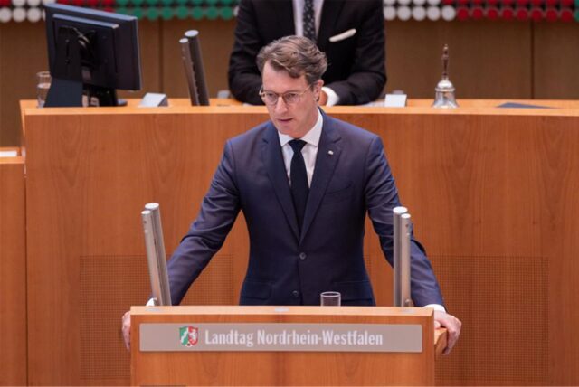 Hendrik Wüst (CDU), Ministerpräsident von Nordrhein-Westfalen, spricht bei einer Sondersitzung des Landtags zum Anschlag in Solingen.