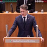 Hendrik Wüst (CDU), Ministerpräsident von Nordrhein-Westfalen, spricht bei einer Sondersitzung des Landtags zum Anschlag in Solingen.