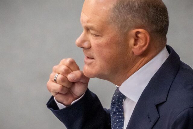 Bundeskanzler Olaf Scholz (SPD), spricht in der Generaldebatte zum Bundeshaushalt 2025.