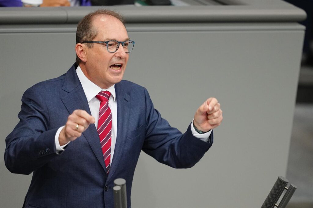 Alexander Dobrindt, CSU-Landesgruppenchef, spricht in der Generaldebatte um den Haushalt 2025 im Bundestag. 