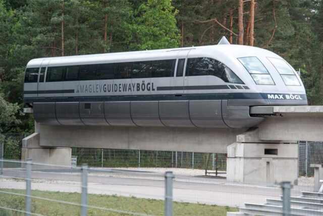 Das Transrapidmodel, aufgenommen am 05.07.2012 am Stammsitz des Baukonzerns Max Bögl in Neumarkt in der Oberpfalz.