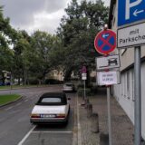 An einem Straßenrand in Unna parken Autos. Daneben stehen Schilder, die ein Halteverbot ankündigen.