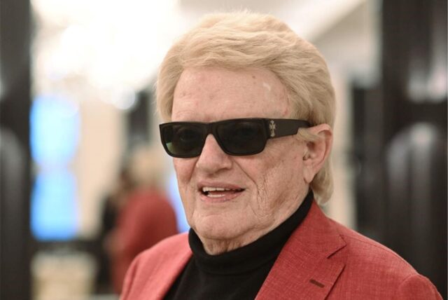 Sänger Heino steht anlässlich eines Pressetermins zu seiner Europa-Kirchentournee unter dem Motto «Die Himmel rühmen» in einem Restaurant im Taschenbergpalais