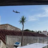 Bildmontage aus einem Flugzeug am Himmel und Senkel Ersan, Leiterin der kommunalen Ausländerbehörde beim Kreis Unna