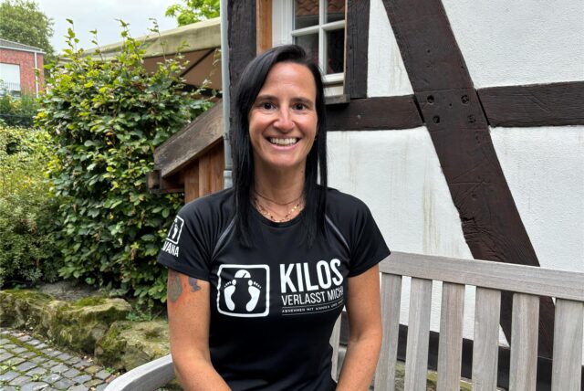 Silvana Pinter-Könemann sitzt auf einer Holzbank vor ihrem Haus in Recklinghausen-Suderwich.