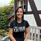 Silvana Pinter-Könemann sitzt auf einer Holzbank vor ihrem Haus in Recklinghausen-Suderwich.