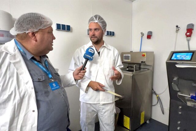 Landwirt Sebastian Becker (r.) im Gespräch mit Reporter Peter Körtling.