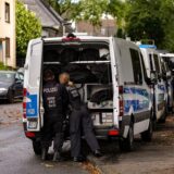 Polizisten stehen bei ihren Einsatzfahrzeugen in der Nähe einer Grünanlage. Knapp drei Wochen nach dem tödlichen Messerangriff in Solingen sucht die Polizei in der Stadt erneut nach Beweismitteln. «Wir bestätigen Suchmaßnahmen», sagte ein Düsseldorfer Polizeisprecher. Dabei seien Kräfte einer Hundertschaft mit einem Diensthund im Einsatz.